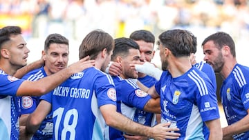 Los futbolista del Xerez CD abrazan a Zequi, autor del gol de la victoria de los locales ante el Recre.