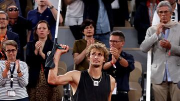 El tenista alem&aacute;n Alexander Zverev saluda al p&uacute;blico tras su retirada por lesi&oacute;n ante Rafa Nadal en las semifinales de Roland Garros 2022.
