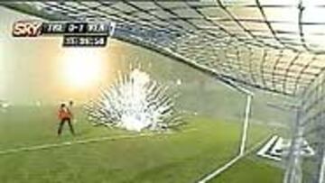 <b>PETARDO EN SERIE B. </b>Corría el minuto 36 del Treviso-Verona cuando un petardo explotó junto al meta local, Jean François Gillet, que cayó desmayado (1 y 2). El meta fue atendió (3) y el agresor, señalado por el resto de hinchas (4).