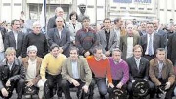 <b>EL EQUIPO CAMPEÓN. </b>Los integrantes del equipo que ganó la primera Liga posaron delante del estadio de Anoeta.