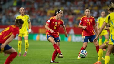 Spain's midfielder #06 Aitana Bonmati kicks the ball during the UEFA Women's Nations League semi-final football match between Spain and Sweden at La Rosaleda stadium in Malaga on October 24, 2025. (Photo by JORGE GUERRERO / AFP)