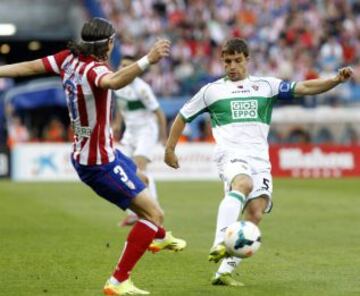 GRA168. MADRID, 18/04/2014.- El defensa brasile?o del Atl¨¦tico Madrid, Filipe Luis (i), disputa el bal¨®n con el centrocampista del Elche, Alberto Rivera (d), durante el partido de la jornada 34 de liga en primera divisi¨®n disputado esta noche en el estadio Vicente Calder¨®n. EFE/Chema Moya