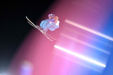 La suiza Anouk Andraska compite en la tercera manga de clasificación de esquí acrobático femenino de "big air".