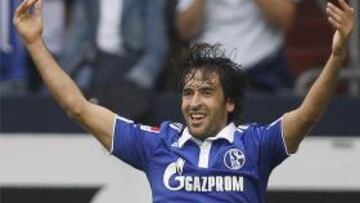 El capitán Raúl marcó en la goleada del Schalke 04