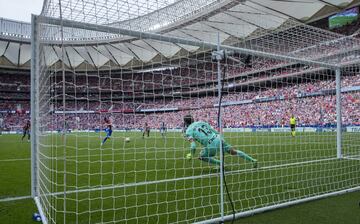 Carrasco marca de penalti el 2-1 al Espanyol.