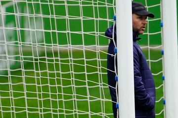 José Alberto, entrenador del Racing, en una de las porterías de El Sardinero.