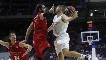 GRA048. MADRID, 08/10/2017.- El escolta francés del Real Madrid Fabien Causeur (d) intenta avanzar con el balón ante la oposición del ala-pívot serbio del Tecnyconta Zaragoza Nikola Dragovic (c) durante el partido correspondiente a la tercera jornada de la Liga Endesa disputado hoy en el Palacios de Deportes de la capital española. EFE/Juan Carlos Hidalgo