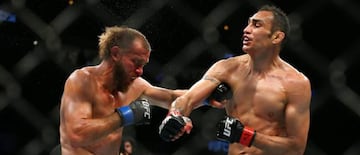 Donald Cerrone y Tony Ferguson intercambian golpes en el UFC 238.