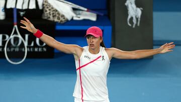 Iga Swiatek celebra su triunfo ante Danielle Collins en el Open de Australia.