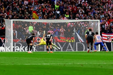 Julián Álvarez marca el 1-0 de penalti. 