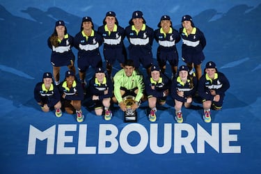 El español Carlos Alcaraz posa con la Norman Brookes Challenge Cup en la ceremonia de entrega tras su victoria en la final individual masculina contra el serbio Novak Djokovic durante el día 15 del Abierto de Australia 2026.