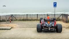 Un Red Bull Honda aparcado en la playa de Zandvoort. 