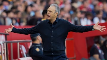 SEVILLA, 20/04/2025.- El entrenador del Sevilla Joaquín Caparrós durante el partido de la jornada 32 de LaLiga que Sevilla FC y Deportivo Alavés disputan este domingo en el estadio Sánchez-Pizjuán, en Sevilla. EFE/José Manuel Vidal