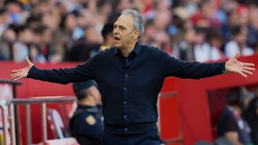 SEVILLA, 20/04/2025.- El entrenador del Sevilla Joaquín Caparrós durante el partido de la jornada 32 de LaLiga que Sevilla FC y Deportivo Alavés disputan este domingo en el estadio Sánchez-Pizjuán, en Sevilla. EFE/José Manuel Vidal