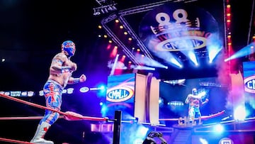 Templario festeja el triunfo en el ring de la Arena México