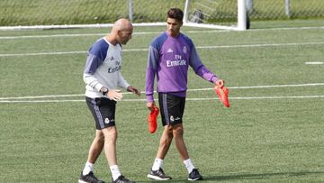 Zidane y Achraf, durante un entrenamiento del Real Madrid.