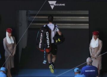 Andy Murray abandona la pista tras perder su partido de octavos ante el alem¨¢n Mischa Zverev.