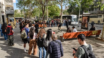 Decenas de personas hacen cola para coger el bus durante el apagón, a 28 de abril de 2025, en Barcelona, Catalunya (España). Un apagón eléctrico ha asolado España, Portugal y parte de Francia a las 12.30h. de la mañana. Sin saber aún las causas concretas del apagón, poco a poco se recupera el suministro eléctrico en todas las regiones de la Península Ibérica. Algunas ciudades y municipios han estado más de 12 horas sin luz, y otras zonas aún no la han recuperado.
29 ABRIL 2025
Alberto Paredes / Europa Press
29/04/2025