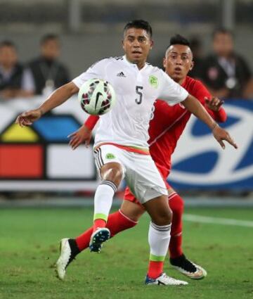 LIM20. LIMA (PERÚ), 03/06/2015.- El jugador Christian Cueva (d) de Perú disputa el balón con Juan Carlos Medina (i) de México hoy, miércoles 3 de junio de 2015, durante un partido amistoso preparatorio para la Copa América 2015, celebrado en Lima (Perú). EFE/Paolo Aguilar