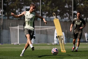 Dean Huijsen durante el entrenamiento de esta mañana. 