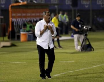 Francisco Arce da instrucciones en el partido ante Huachipato.