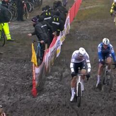 Una caída lastra a Van Aert en otro show de Van der Poel