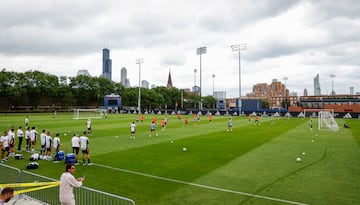 Los jugadores del Real Madrid se ejercitan en las inStalaciones de la Universidad de Illinois en Chicago.