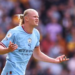 Haaland descalza a Kane