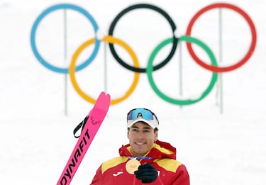 Oriol Cardona celebra la medalla de oro en la prueba de velocidad de esquí de montaña. 