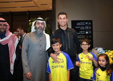 Cristiano Ronaldo ya est¨¢ en Arabia Saud¨ª. El portugu¨¦s ser¨¢ presentado en el d¨ªa de hoy con su nuevo equipo y cientos de aficionados le han esperado en su aterrizaje en su nuevo pa¨ªs.