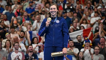 Gold medallist US' Katie Ledecky poses with her medal on the podium of the women's 1500m freestyle swimming event during the Paris 2024 Olympic Games at the Paris La Defense Arena in Nanterre, west of Paris, on July 31, 2024. (Photo by Jonathan NACKSTRAND / AFP)