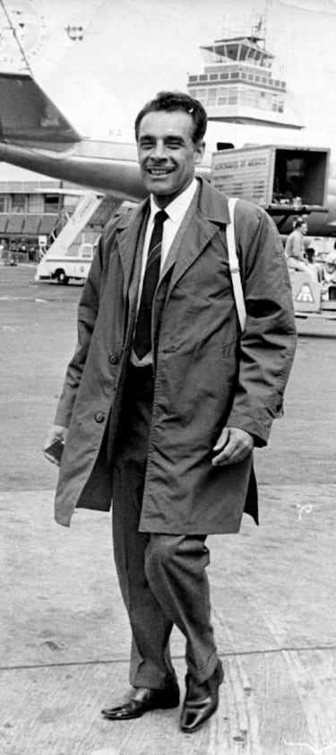 Cada vez son más las federaciones que buscan entrenadores de fuera para tomar las riendas de sus selecciones y cada vez son más los españoles que se sientan en banquillos de otros países. Roberto Martínez en Bélgica y Portugal, o Xabier Azkargorta en Bolivia y Chile. Entre medias, Clemente (Serbia, Camerún y Libia), Camacho (China), López Caro (Arabia Saudí y Omán) o Benito Floro (Canadá). Todo sea dicho, que un español entrene la selección de otro país viene de lejos. Juan Luque Serrallonga, natural de Girona, tomó las riendas de México en 1930, siendo el primer entrenador que dirigió a la Tricolor en un Mundial, el de Uruguay, aunque con un saldo de tres derrotas en tres partidos.