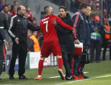 Franck Ribery tries to calm down Diego Simeone.