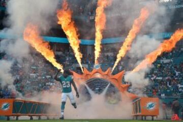 Jay Ajayi de los Miami Dolphins salta al campo antes del partido ante los Buffalo Bills.