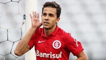 Jugó en Europa con Olympique de Lyon y el Villareal; con Brasil alzó la Confederaciones y fue a Sudáfrica 2020. Hoy está alejado del fútbol.