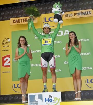 Peter Sagan en el podio con las azafatas españolas en el podio.