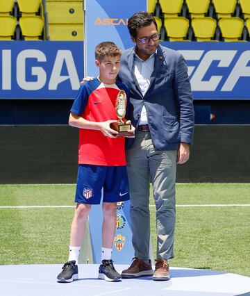 Emir levante su trofeo de máximo realizador junto a Roig Negueroles, consejero delegado del Villarreal. 