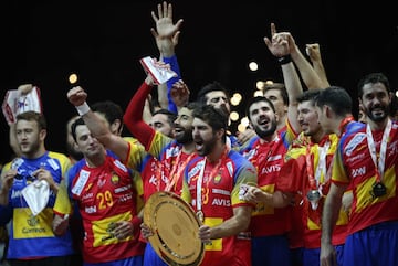 Los jugadores celebran la medalla de oro del Europeo.