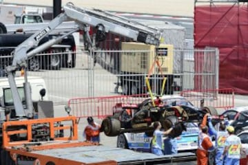 La grúa retira el monoplaza de Pastor Maldonado tras el accidente. 