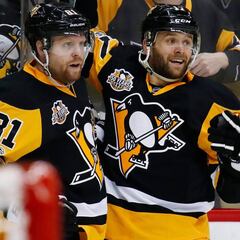 Le apuñalan en la cabeza y se queda viendo el partido