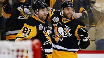 PITTSBURGH, PA - APRIL 12: Bryan Rust #17 of the Pittsburgh Penguins celebrates his second period goal with Phil Kessel #81 while playing the Columbus Blue Jackets in Game One of the Eastern Conference First Round during the 2017 NHL Stanley Cup Playoffs at PPG Paints Arena on April 12, 2017 in Pittsburgh, Pennsylvania.   Gregory Shamus/Getty Images/AFP
 == FOR NEWSPAPERS, INTERNET, TELCOS &amp; TELEVISION USE ONLY ==