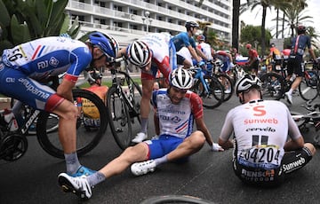 Thibaut Pinot en el suelo después de una caída.