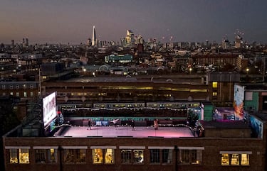 Esta impresionante vista aérea de Londres muestra a un grupo de personas patinando sobre hielo por la noche, en una azotea, durante la inauguración del Bussey Rooftop Bar en Peckham, al sur de la ciudad. Se trata de la pista de patinaje sobre hielo más alta de Londres y permanecerá abierta desde el 17 de noviembre hasta el 1 de enero. 