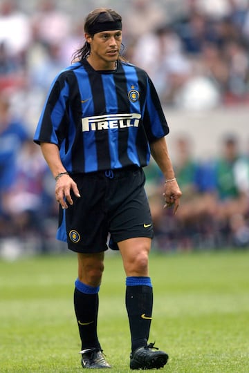 El pivote argentino, que destacó en River Plate en los 90, llegó a Italia para jugar en las filas de la Lazio, donde mejor rendimiento ofreció. Jugó 2 años en el Parma hasta que en 2002, firmó por el Inter, donde jugó 47 partidos en 2 temporadas. Acabó contrato y se marchó al Brescia.