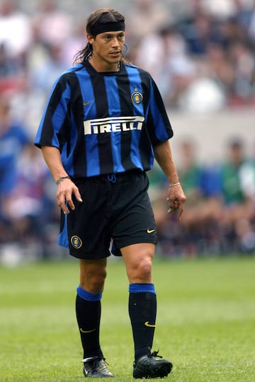 El pivote argentino, que destac車 en River Plate en los 90, lleg車 a Italia para jugar en las filas de la Lazio, donde mejor rendimiento ofreci車. Jug車 2 a?os en el Parma hasta que en 2002, firm車 por el Inter, donde jug車 47 partidos en 2 temporadas. Acab車 contrato y se march車 al Brescia.