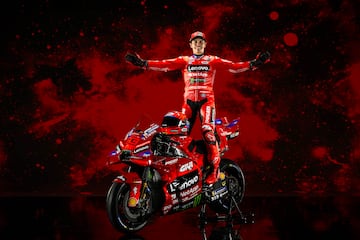 Marc M¨¢rquez y la Ducati Desmosedici GP25, la nueva moto de Ducati Lenovo Team.