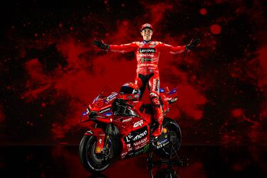 Marc Márquez y la Ducati Desmosedici GP25, la nueva moto de Ducati Lenovo Team.