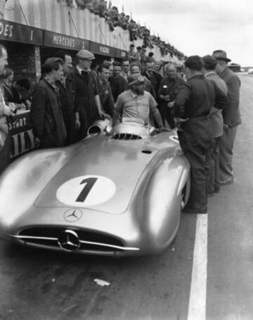 Juan Manuel Fangio durante el Gran Premio de Silverstone el 16 de julio de 1954. En la sesión de entrenamiento consiguió un nuevo récord de vuelta, 100.35 millas por hora. 