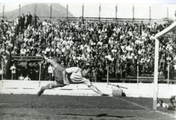 Sergio Livingstone jugó 32 por partidos en la UC ante Colo Colo durante su carrera.