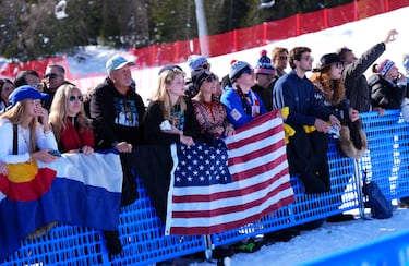 Milano Cortina 2026 Olympics - Alpine Skiing - Women's Downhill - Tofane Alpine Skiing Centre, Belluno, Italy - February 08, 2026. Fans react after Lindsey Vonn of United States crashed during the women's downhill REUTERS/Aleksandra Szmigiel